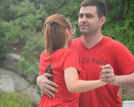 Пловдивчани останаха изумени от романтичен и чувствен флашмоб на Бунарджика! Кизомба!