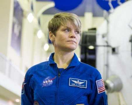 Разследват астронавтка за киберпрестъпление от космоса – влизала в сметките на съпругата си