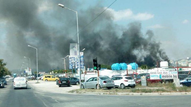 Голям пожар във Варна – над 30 пожарникари се борят със стихията