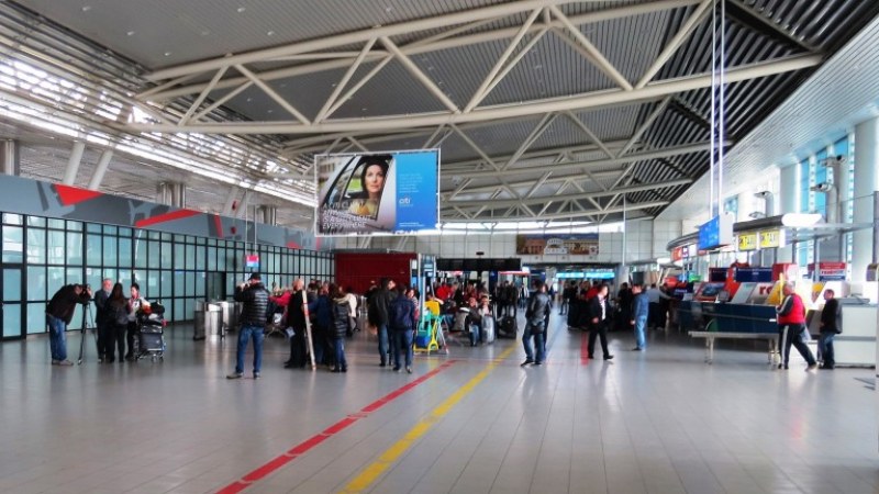 Кавги и заплахи за бой на Летище София! Над 270 души чакаха да излетят за Франкфурт – не успяха