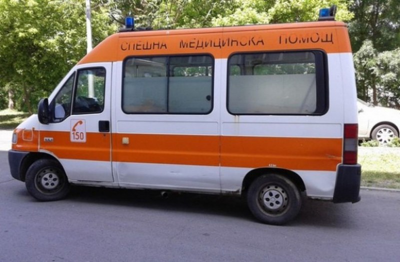 Мерцедес уби човек и рани двама, след като се вряза в кафе на тротоара в Дупница