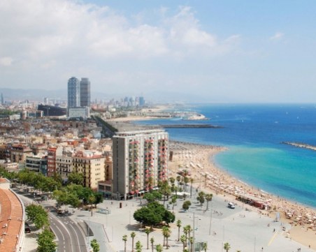 Евакуираха плаж в Барселона заради бомба