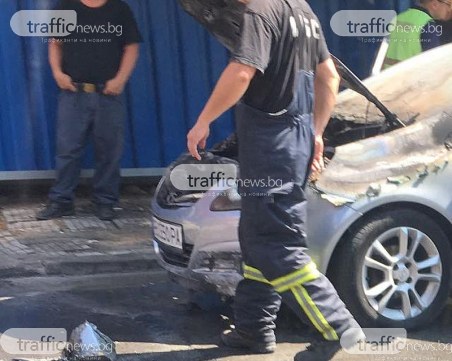 Кола пламна заради късо съединение в Пловдив