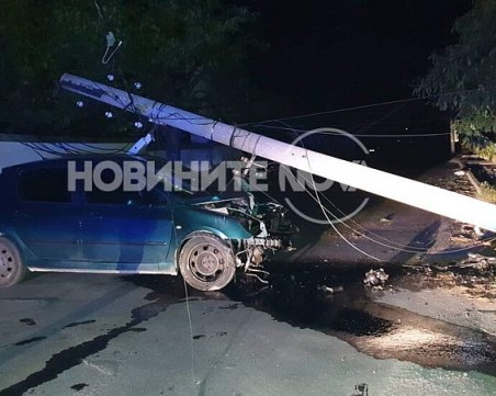 Удар в електрически стълб остави без ток 200 души