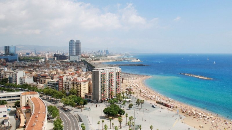 Евакуираха плаж в Барселона заради бомба