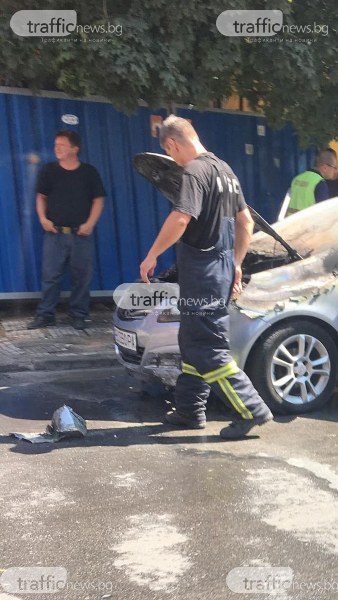 Кола пламна заради късо съединение в Пловдив