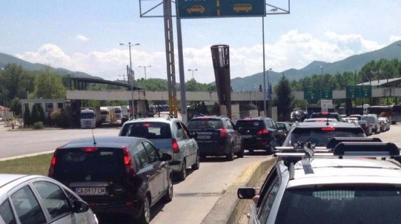 Колони от автомобили блокираха границата с Гърция