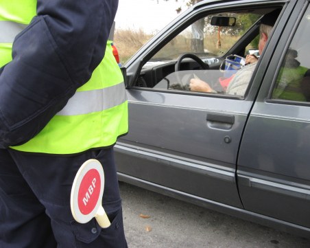 Шофьор бутна 50 лева на полицаи да се 