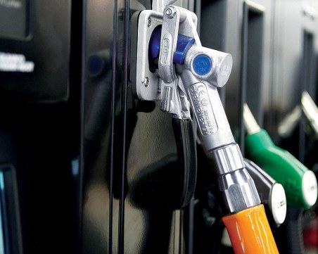 Шофьор забрави, че зарежда колата си на бензиностанция, изкърти колонката