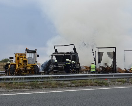 Тир избухна в пламъци на 