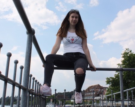 18-годишната  Мила от Търговската гимназия в Пловдив мечтае да стане адвокат! Но сега се нуждае от спешна химиотерапия