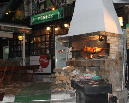 Апаши разбиха касата на пицария в Боровец, задигнаха 12 бона