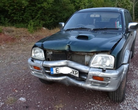 Джип се заби в дърво заради стадо крави