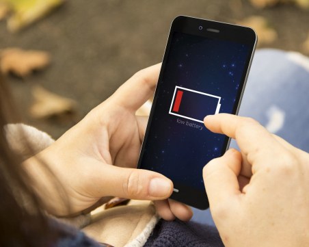 Как автоматично да удължите батерията на телефона си?