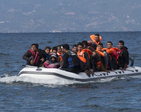 Лодка с 200 мигранти се обърна край Камерун, има жертви