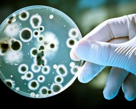 Мъж се зарази с месоядна бактерия, която изяде 25% от кожата му