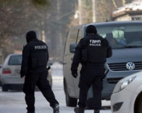 Спецакция в бар в Слънчев бряг! Арестуваха собственика, управителя и 10 момичета