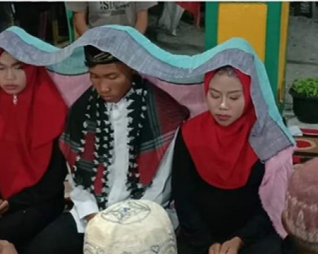 Сватба с две булки! Индонезиец се венча за две жени, за да 