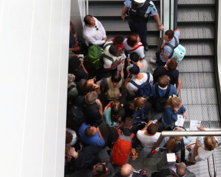 Затвориха летището в Мюнхен! Неизвестен мъж предизвика суматохата