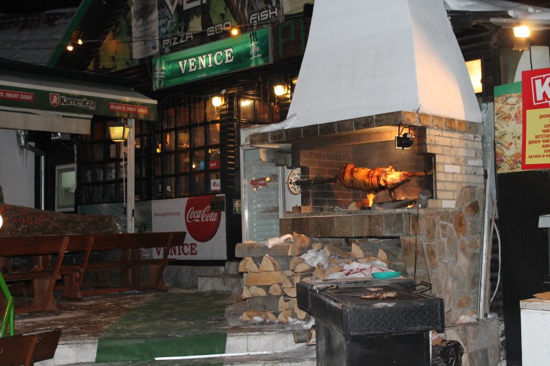 Апаши разбиха касата на пицария в Боровец, задигнаха 12 бона