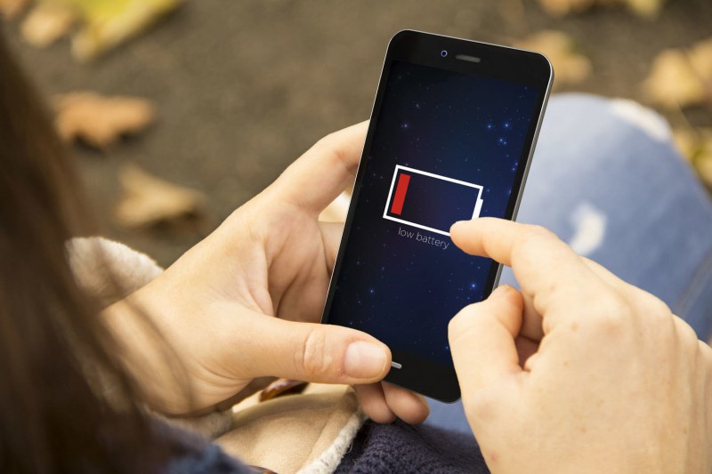 Как автоматично да удължите батерията на телефона си?
