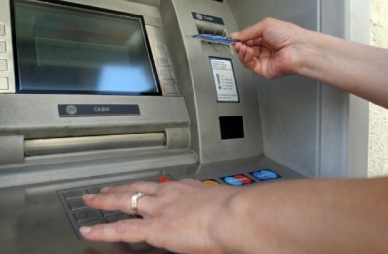 Пловдивчанин намери 2 бона на банкомат, предава ги в полицията