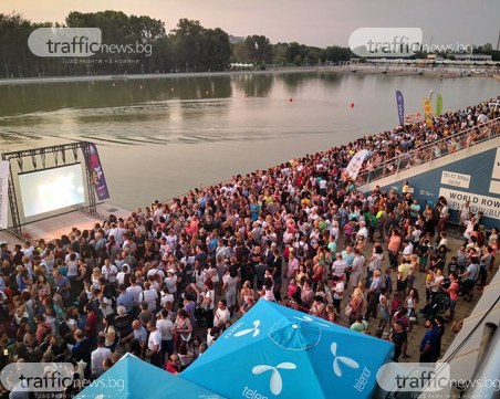 8000 на Гребната за Плаващия концерт на Орлин Павлов, районът задръстен от коли