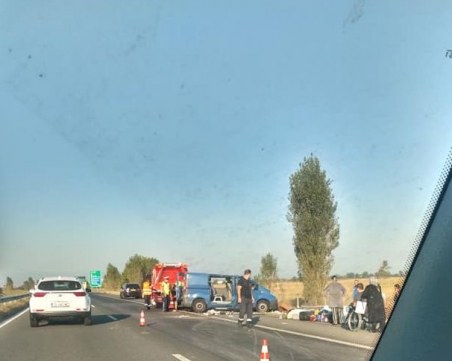 Чужденци са се преобърнали с колата си по таван на АМ Тракия