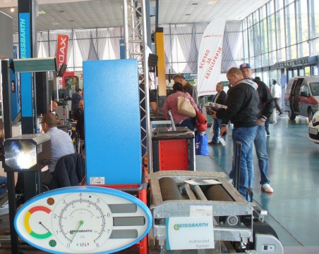 Демонстрират как се разпъва напълно смачкан автомобил в Пловдив