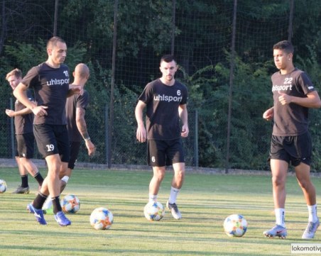 Двама юноши се готвят с мъжкия тим на Локо за дербито