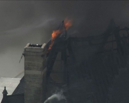 Голям пожар обхвана стара църква във Филаделфия