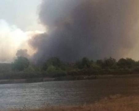 Голям пожар се разрази в Старозагорско, 7 екипа гасят огъня