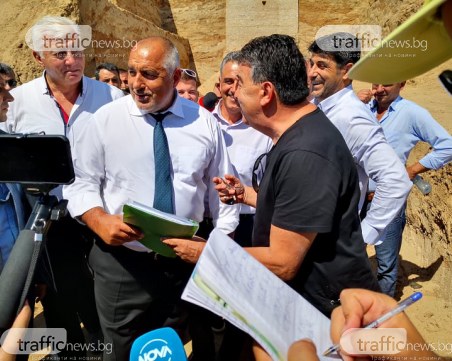 Гонзо и Узунов чакаха премиера край Малтепе, връчиха му проекта за база на Локомотив