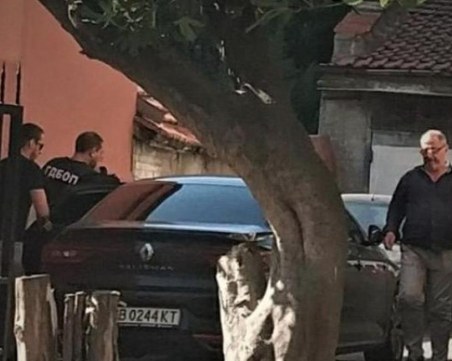 Изведоха през задния вход шефа на БАБХ в Бургас след 6 часа разпити