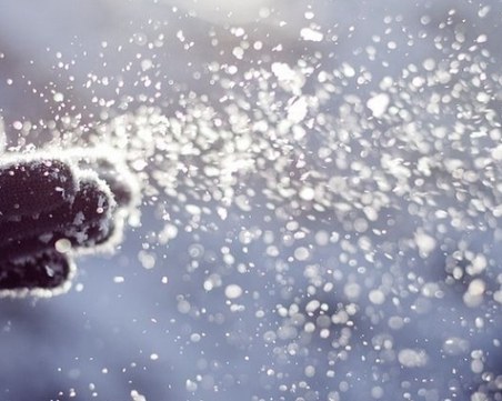 Микропластмаса вече вали със снега и дъжда