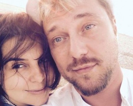 Миро празнува три години от сватбата си в Корфу