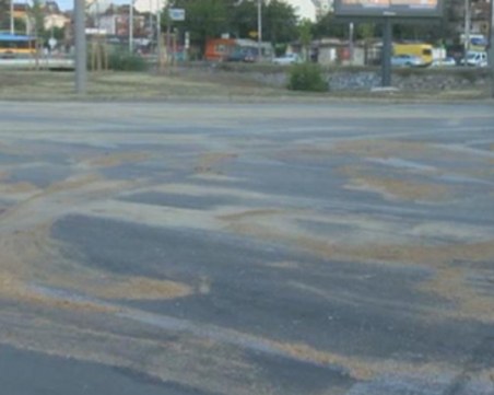 Над 50 екипа чистят платното с разлятото масло в София! Движението вече е пуснато