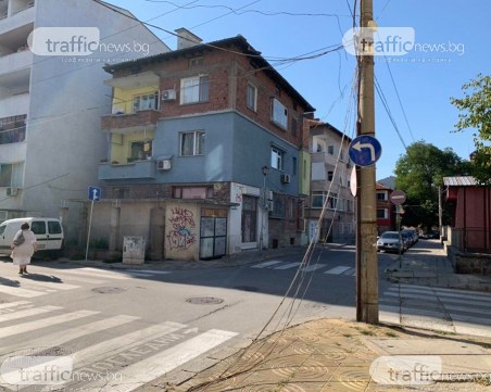 Опасни кабели висят от стълб в центъра на Пловдив