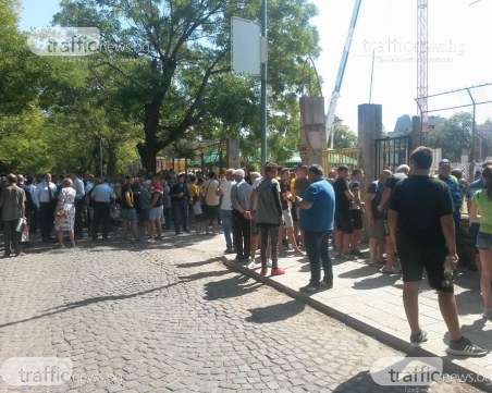 Стотици фенове на Ботев прииждат към Колежа, очакват премиера за рестарта на строителството