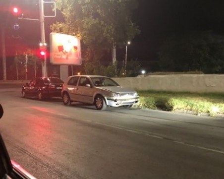 Ударен автомобил на оживено кръстовище в Пловдив