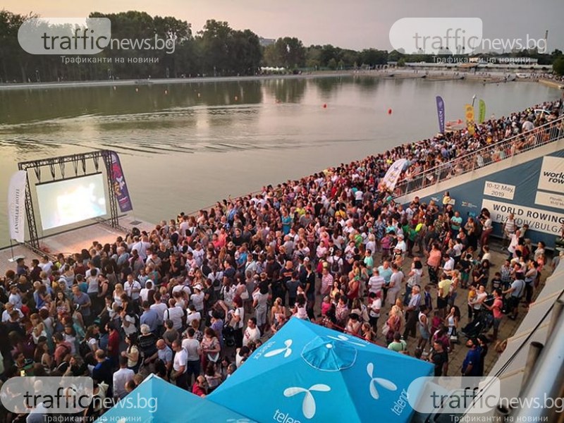 8000 на Гребната за Плаващия концерт на Орлин Павлов, районът задръстен от коли