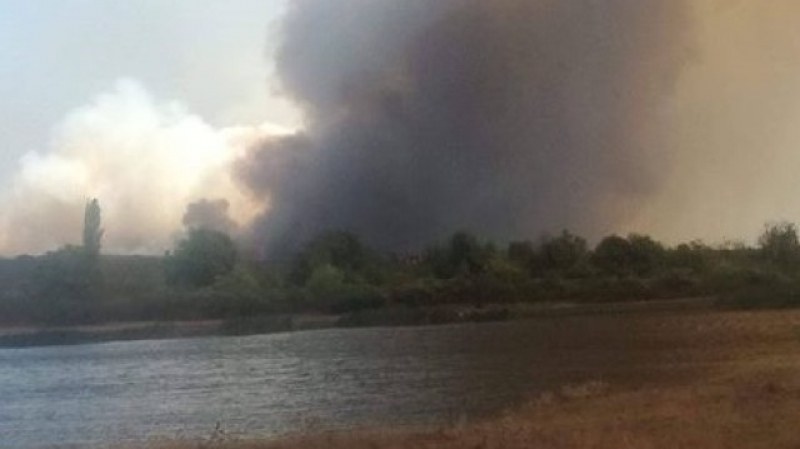 Голям пожар се разрази в Старозагорско, 7 екипа гасят огъня