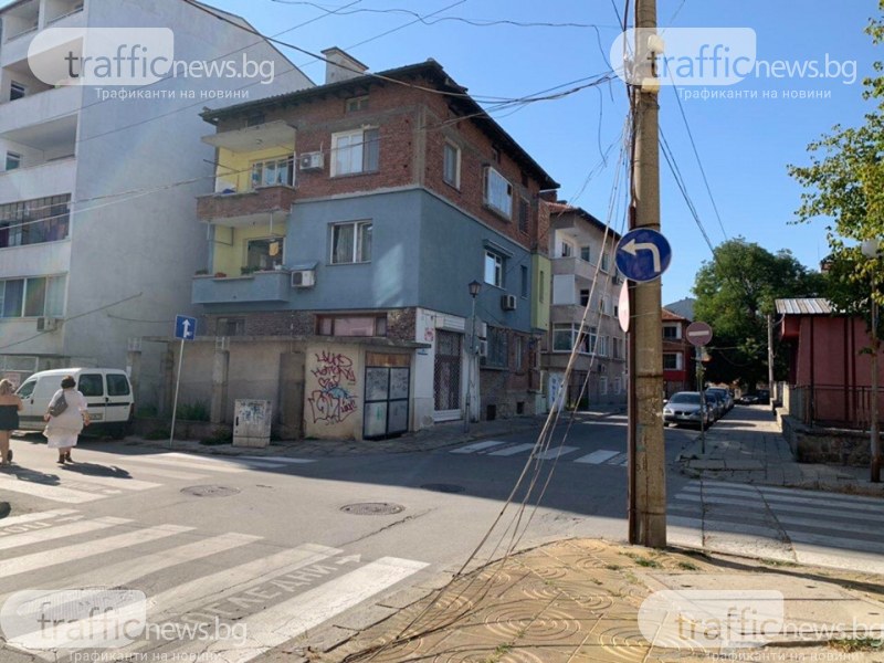 Опасни кабели висят от стълб в центъра на Пловдив