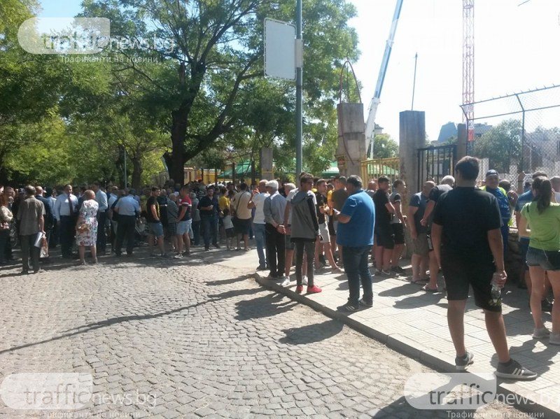 Стотици фенове на Ботев прииждат към Колежа, очакват премиера за рестарта на строителството