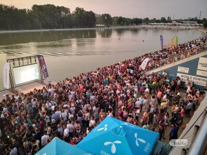 8000 на Гребната за Плаващия концерт на Орлин Павлов, районът задръстен от коли