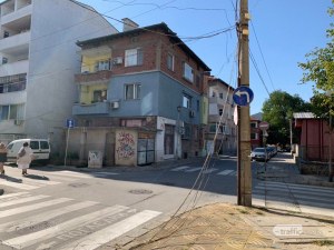 Опасни кабели висят от стълб в центъра на Пловдив