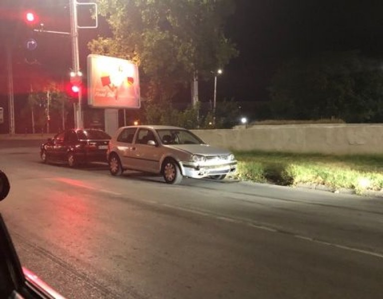 Ударен автомобил на оживено кръстовище в Пловдив