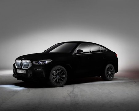 BMW показва революционен черен автомобил, който не само се откроява,а едва се вижда