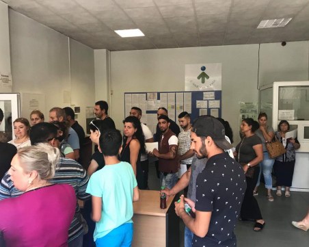 Нови документи - стари проблеми! Пловдивчани чакат с часове да се сдобият с лична карта