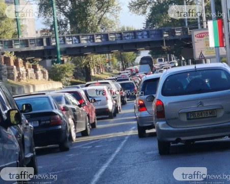 Коматевският възел в Пловдив се задръсти – колони от коли се извиват към Кючука